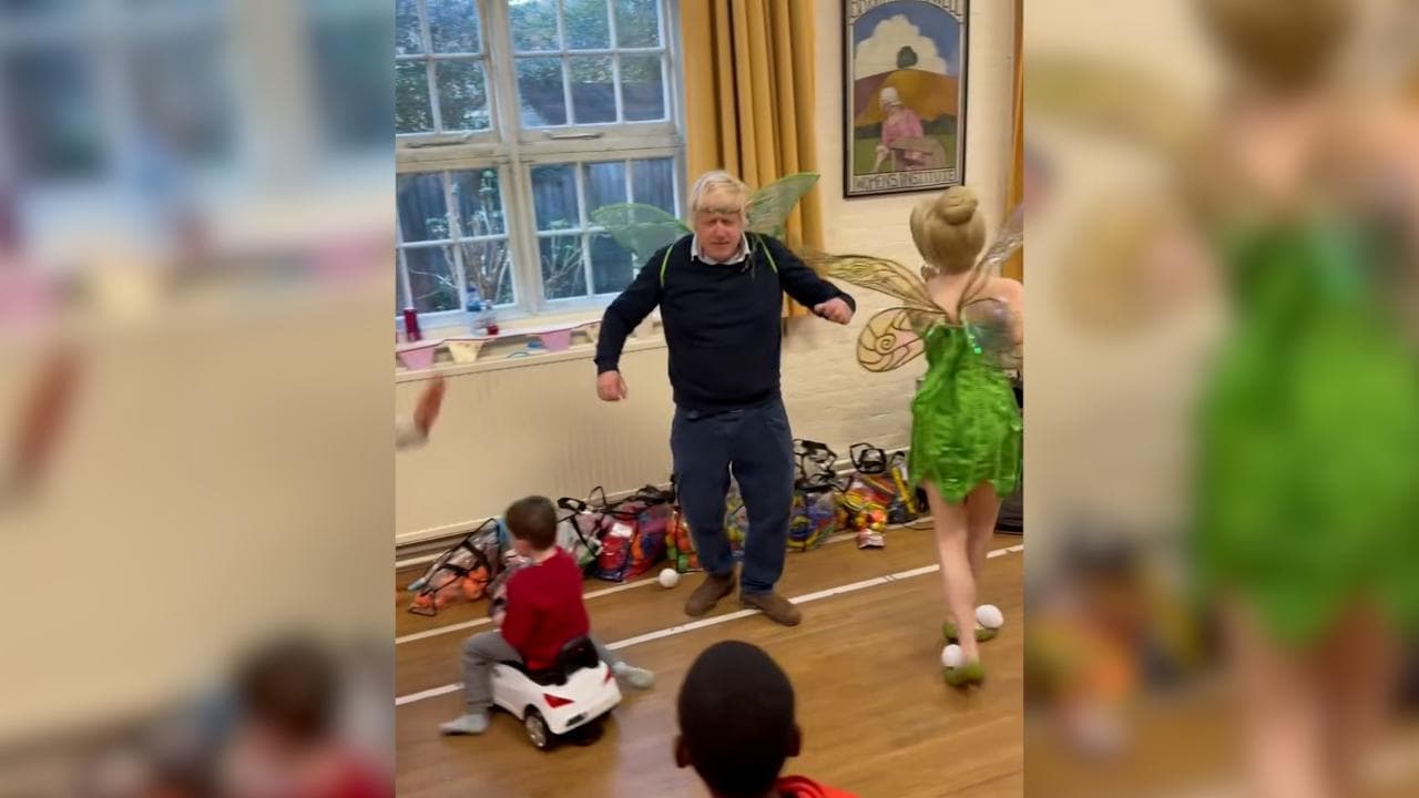 Londra: Boris Johnson in versione folletto balla alla festa di compleanno della figlia