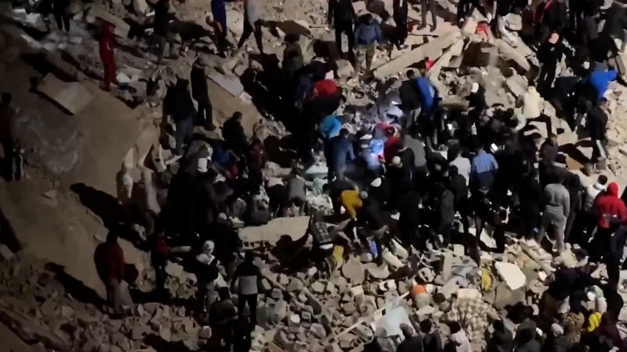 Marocco: crollano due edifici a Fez, decine di vittime: le immagini dei primi soccorsi