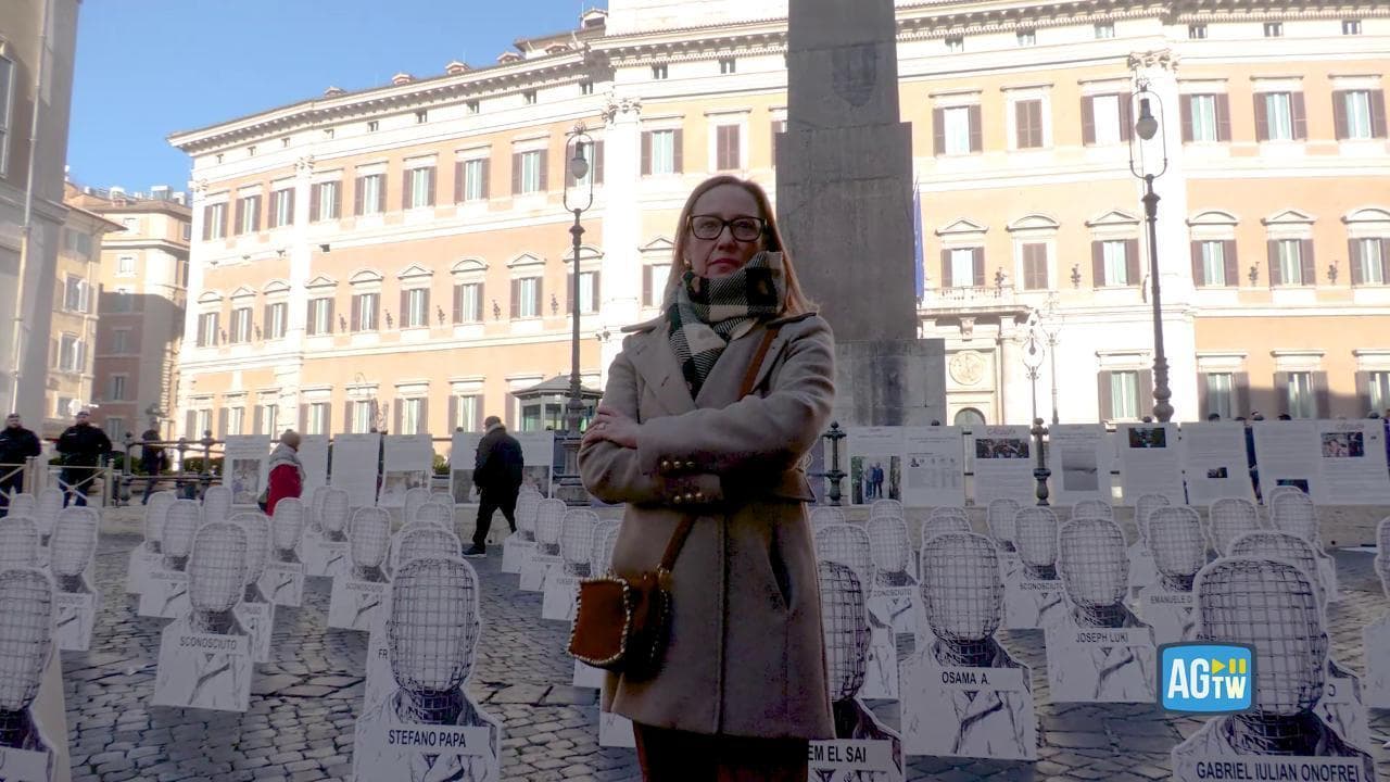 Carceri: 72 sagome a Montecitorio, una per ogni detenuto suicida nel 2025. Cucchi: "Morti di Stato"