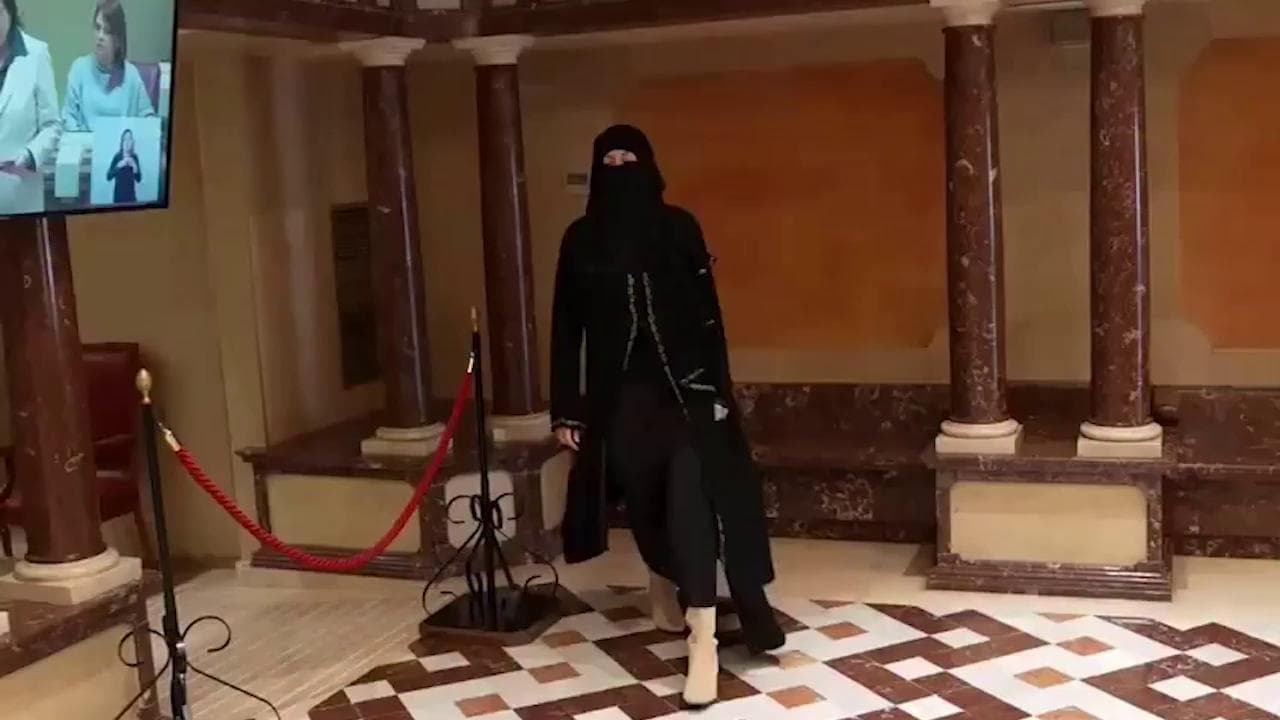 Spagna, la deputata di Vox Martínez col niqab in Aula: "No alla 'islamizzazione' di Murcia"