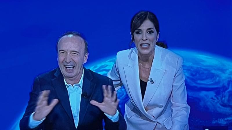 Benigni: “Volevo fare il Papa o il dicitore del Tg1”. Tradito dall’emozione: “Grazie papa Francesco”