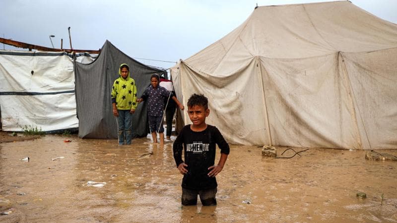 Tempesta su Gaza, allarme nelle tendopoli: “Rischio di alluvioni”