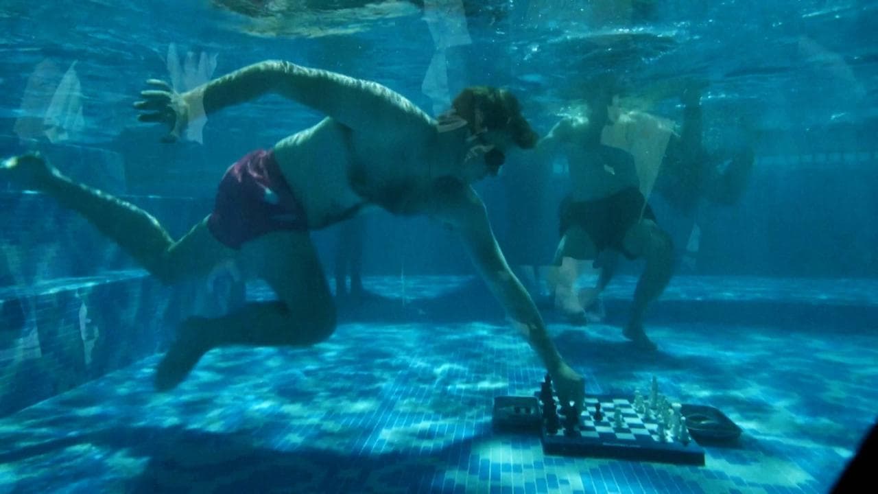 Sudafrica: il campione di scacchi Hans Niemann vince anche sott'acqua, la sfida è spettacolare