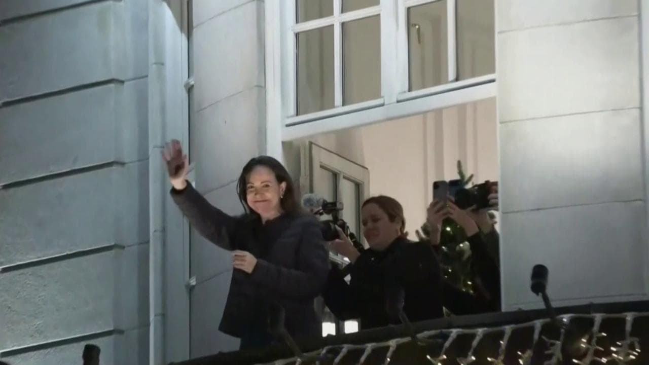 Oslo,  Nobel per la pace:  Maria Machado saluta i sostenitori al suo arrivo in Norvegia