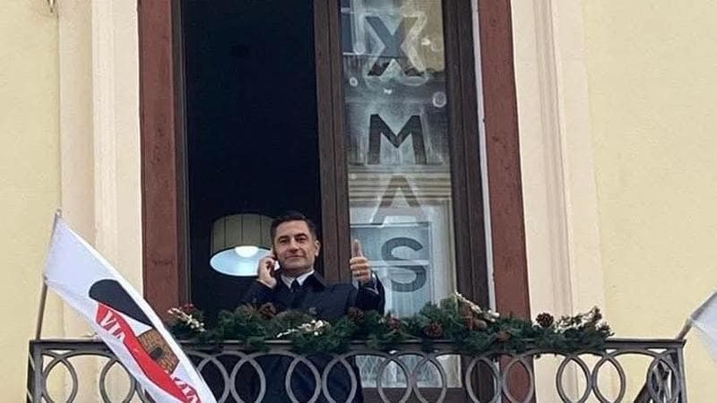 Lamezia Terme, la scritta “X Mas” sul balcone della sede della Lega. La foto con il deputato