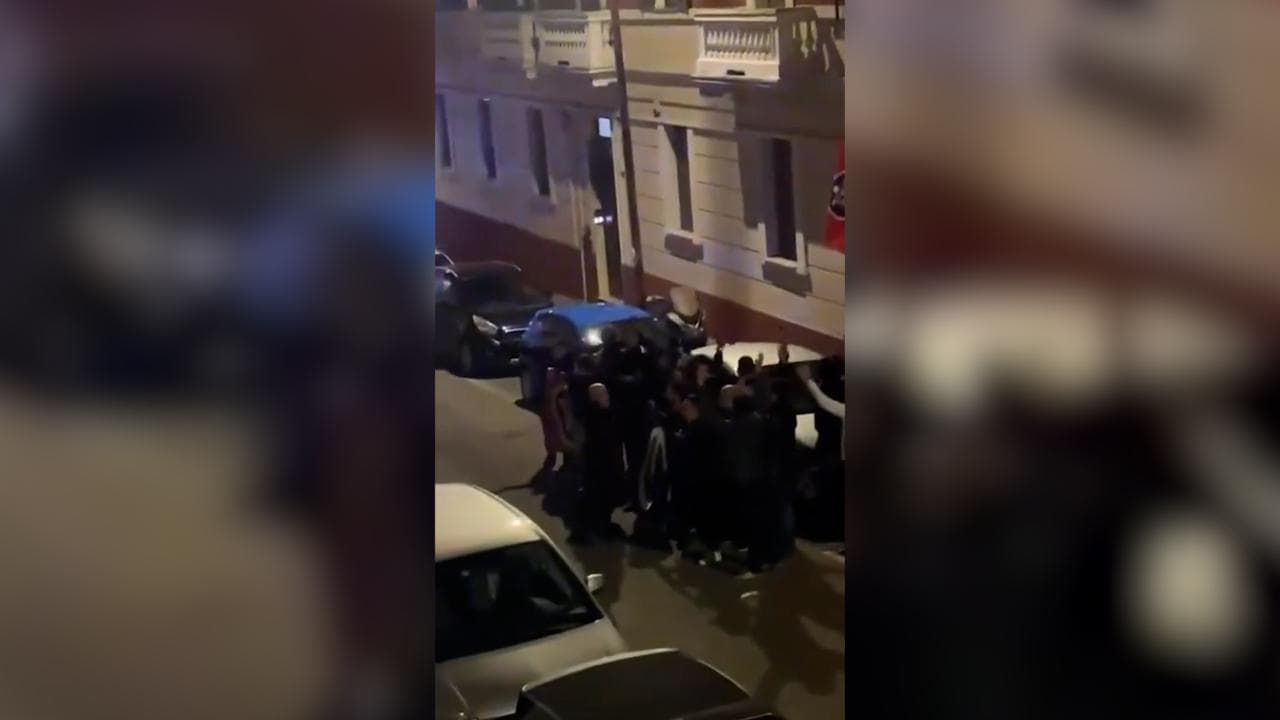 Cagliari, CasaPound: "Dove sono gli antifascisti?". La risposta della signora dal balcone: "Qui"