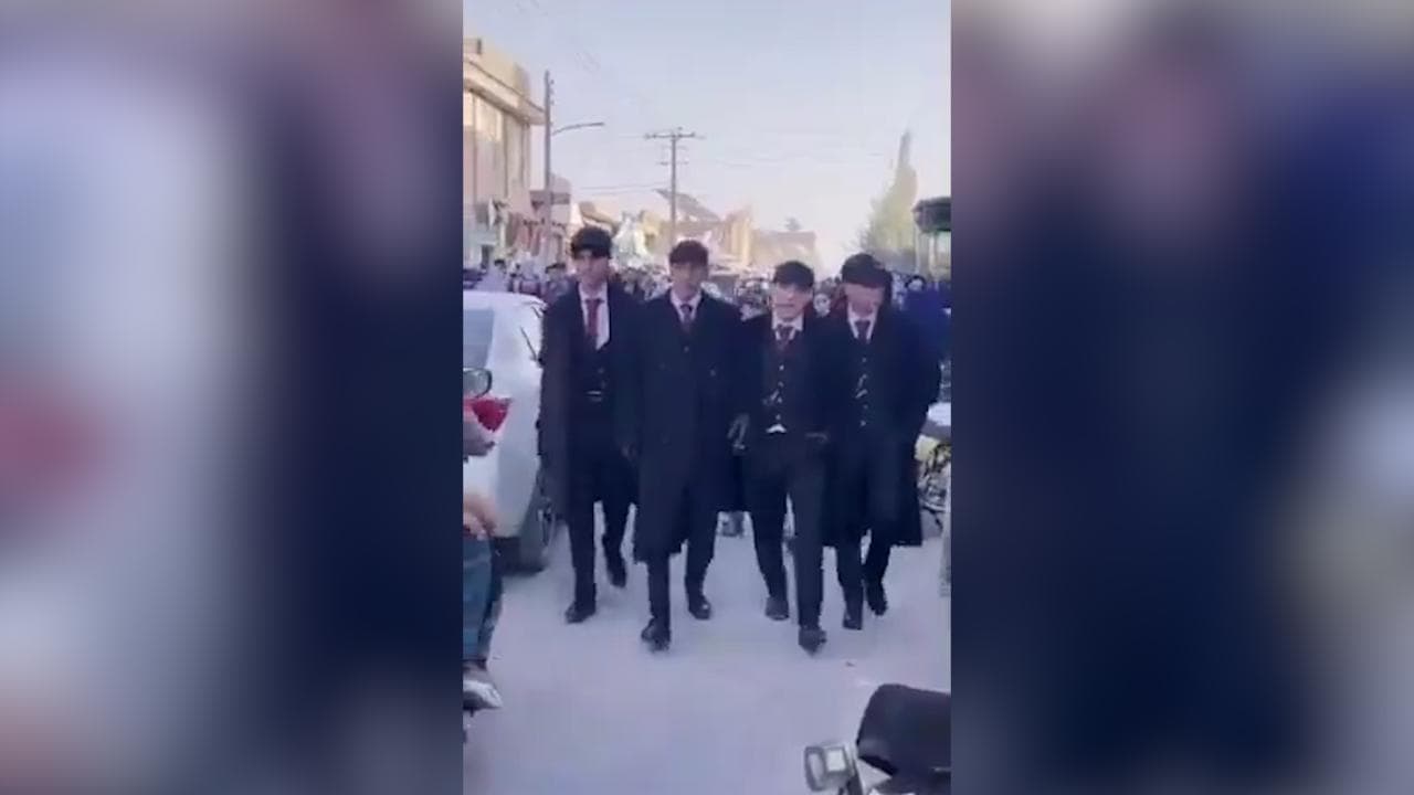 Afghanistan, nel centro di Herat con coppola e gilet come nella serie "Peaky Blinders": arrestati