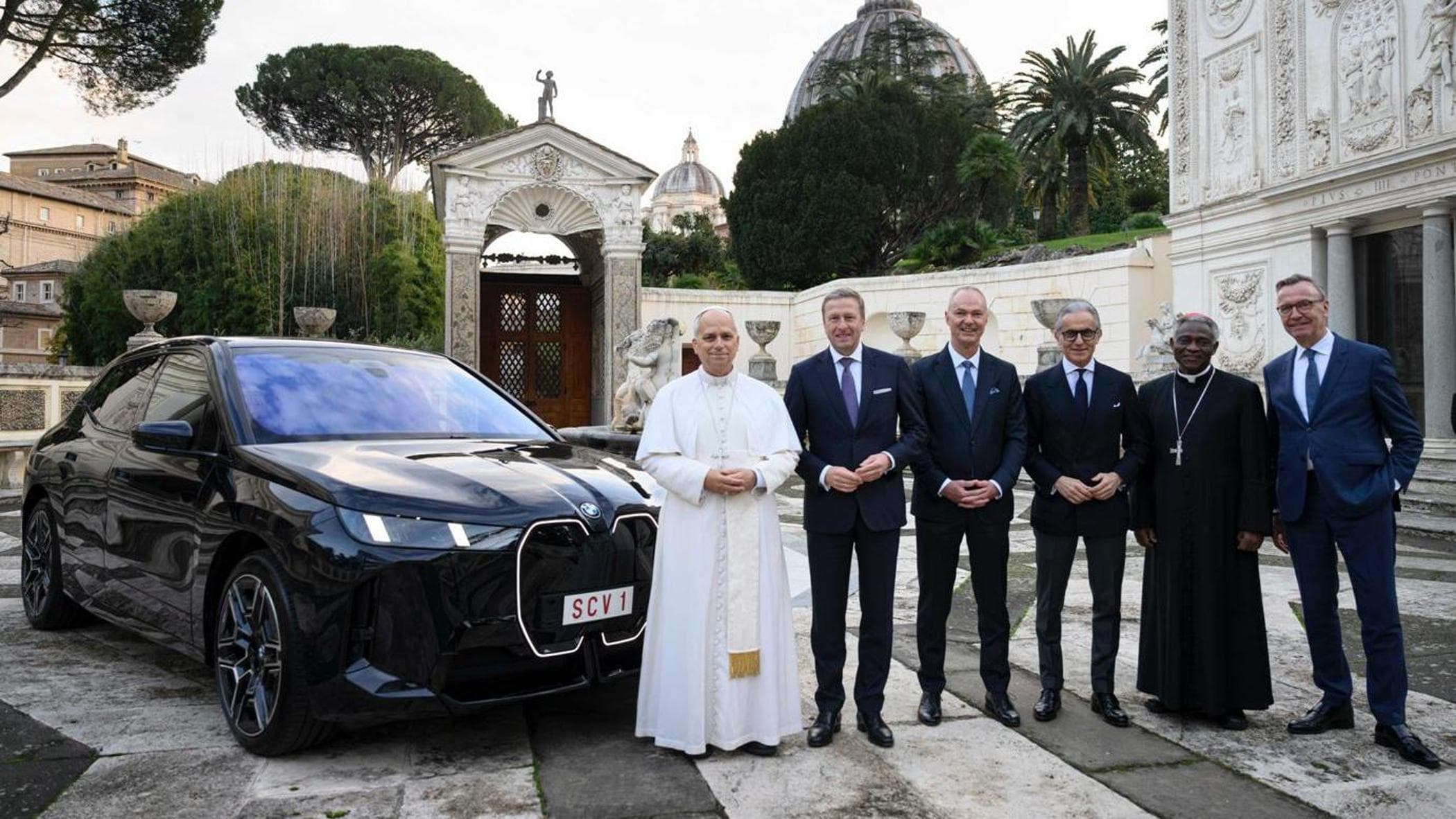 BMW yönetimi Papa Leo XIV'e iX60 teslim etti