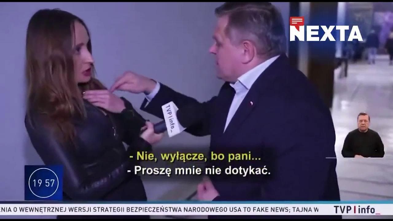 Polonia, scontro tra il senatore e la giornalista: "Ti spengo il microfono". Lei: "Non mi tocchi"