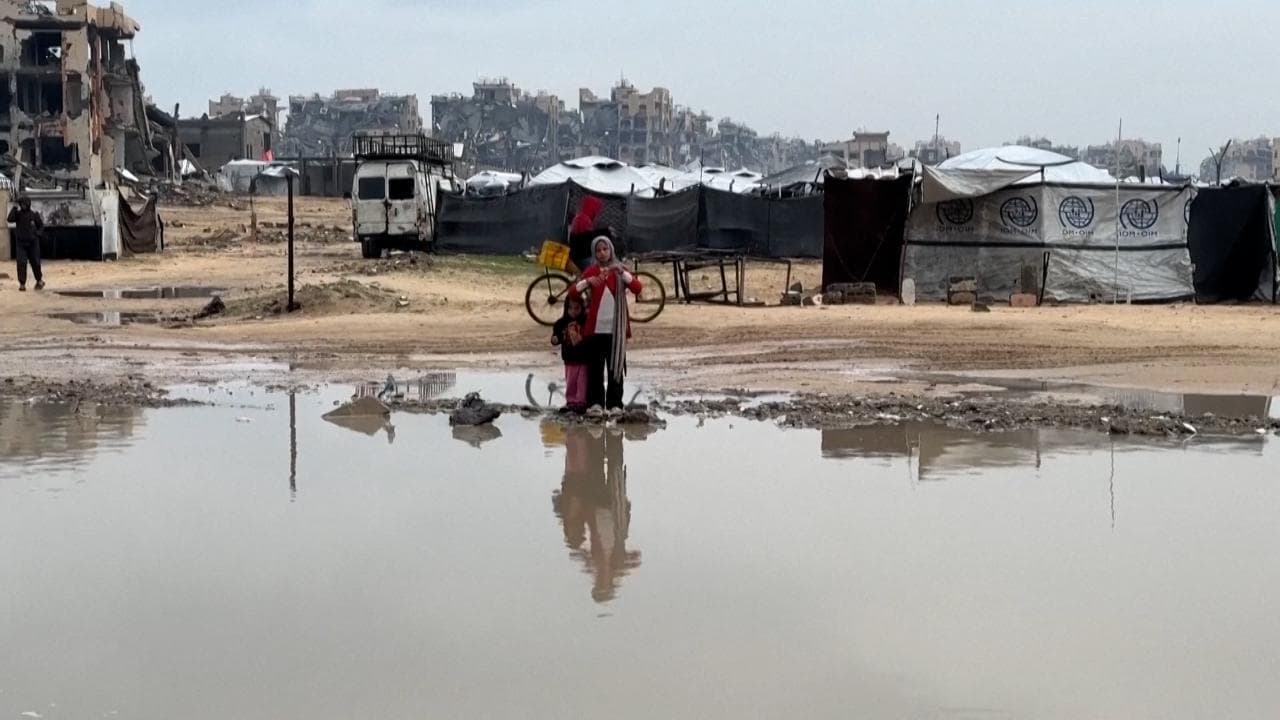 Emergenza a Gaza, piogge torrenziali allagano tendopoli: morta una bambina per il freddo