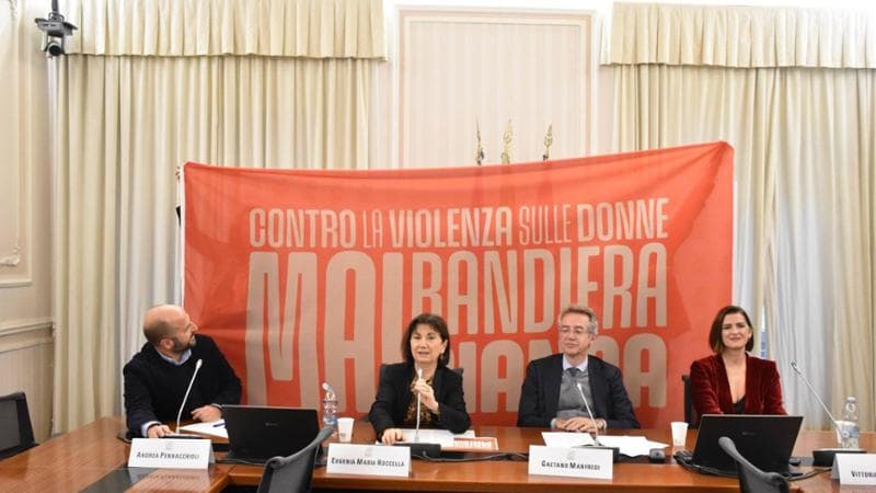 Violenza sulle donne, dall’Anci “mai bandiera bianca”. Ma su azioni e parità Comuni in ordine sparso
