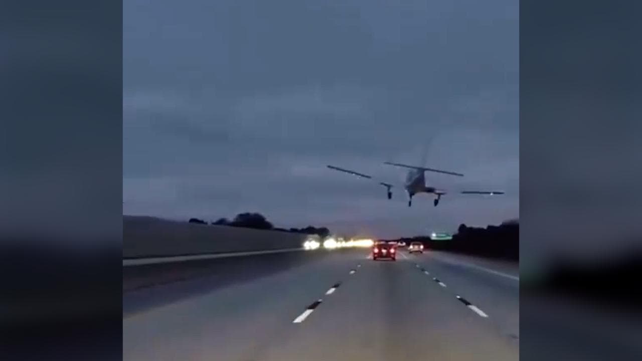 Florida, l'aereo da turismo in difficoltà atterra sull'autostrada e colpisce un'auto