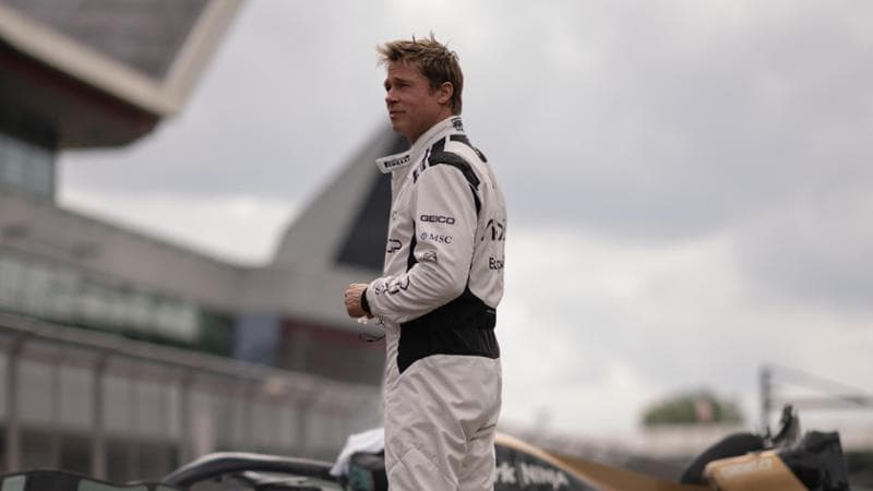 Brad Pitt (61 anni) interpreta il pilota Sonny Hayes nel film F1. Courtesy of Warner Bros. Picture