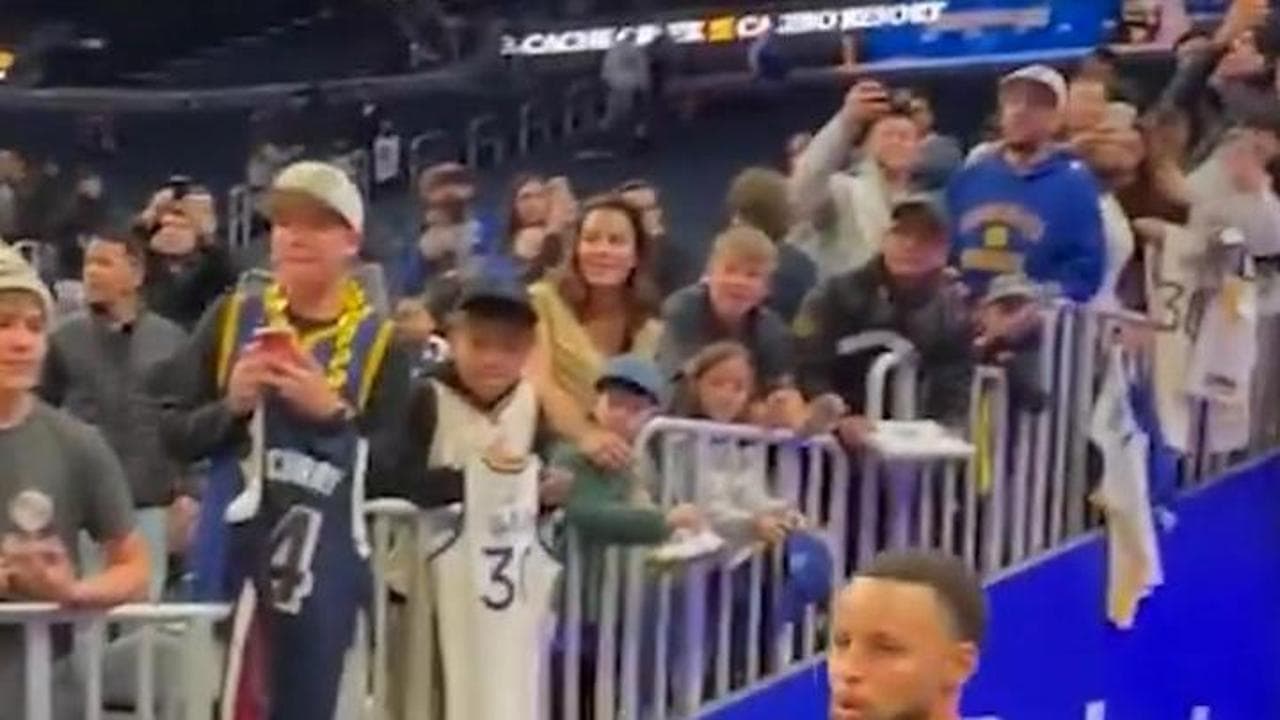 Steph Curry, rientro show dopo l’infortunio: fa canestro dal tunnel e infiamma l’arena