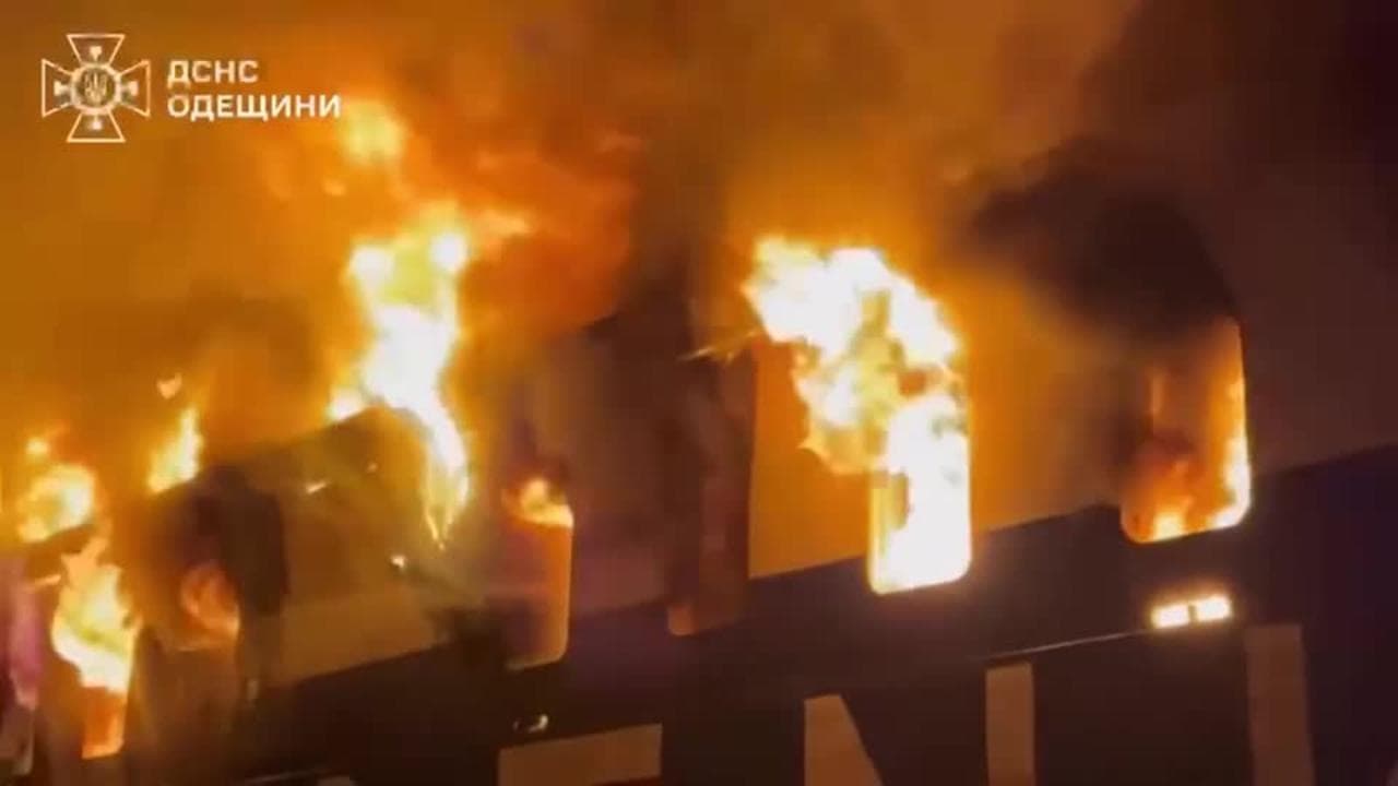 Ucraina, battello in fiamme nel porto di Chornomorsk dopo un attacco russo