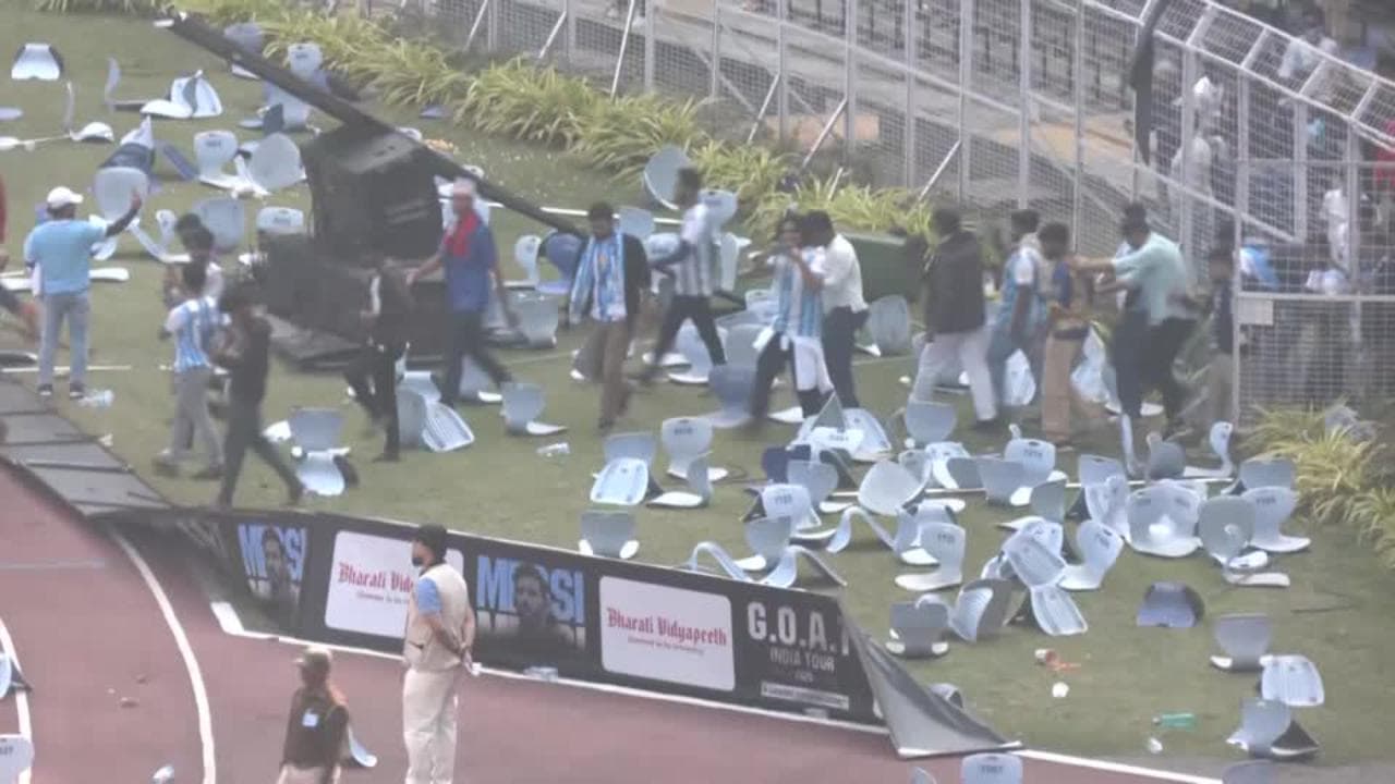 Messi va in India ma non gioca: i tifosi distruggono lo stadio