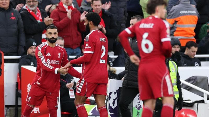 Salah entra in campo al posto di Gomez