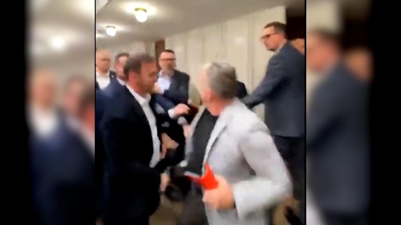Slovacchia, il Parlamento riapprova la legge sugli informatori respinta dal presidente: caos in aula
