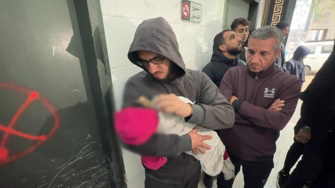 Gaza, lo strazio dei padri con i bambini morti di freddo in braccio: "Il mondo vede e non fa nulla"
