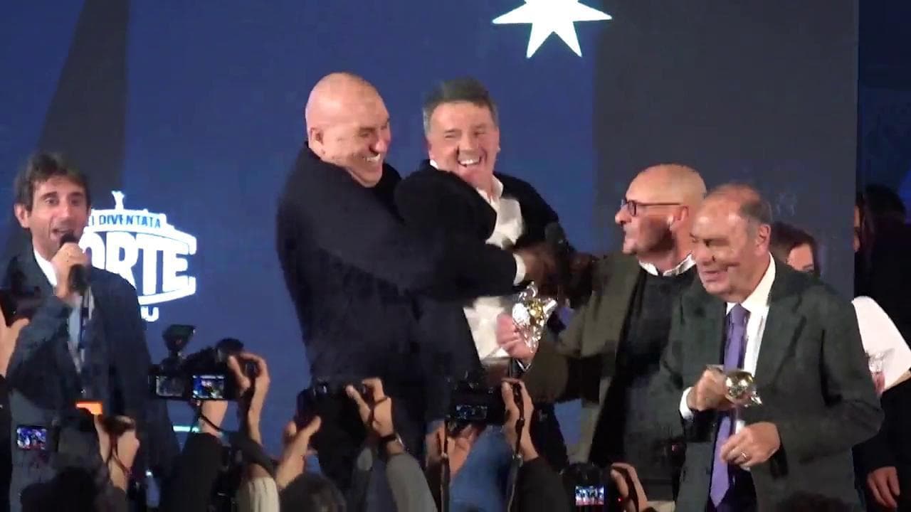 Renzi litiga con Casellati sul palco di Atreju: Crosetto lo porta via di peso