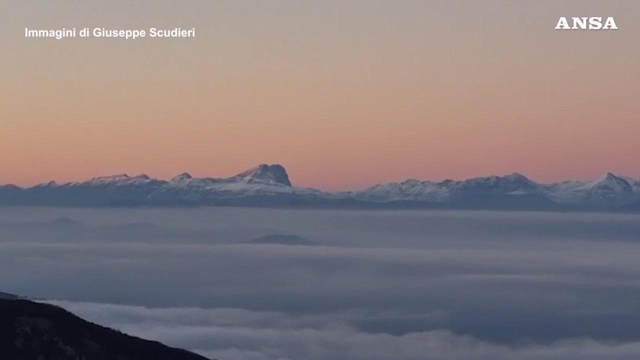 La valle Peligna si trasforma d'inverno: lago di nubi sull’Appennino abruzzese