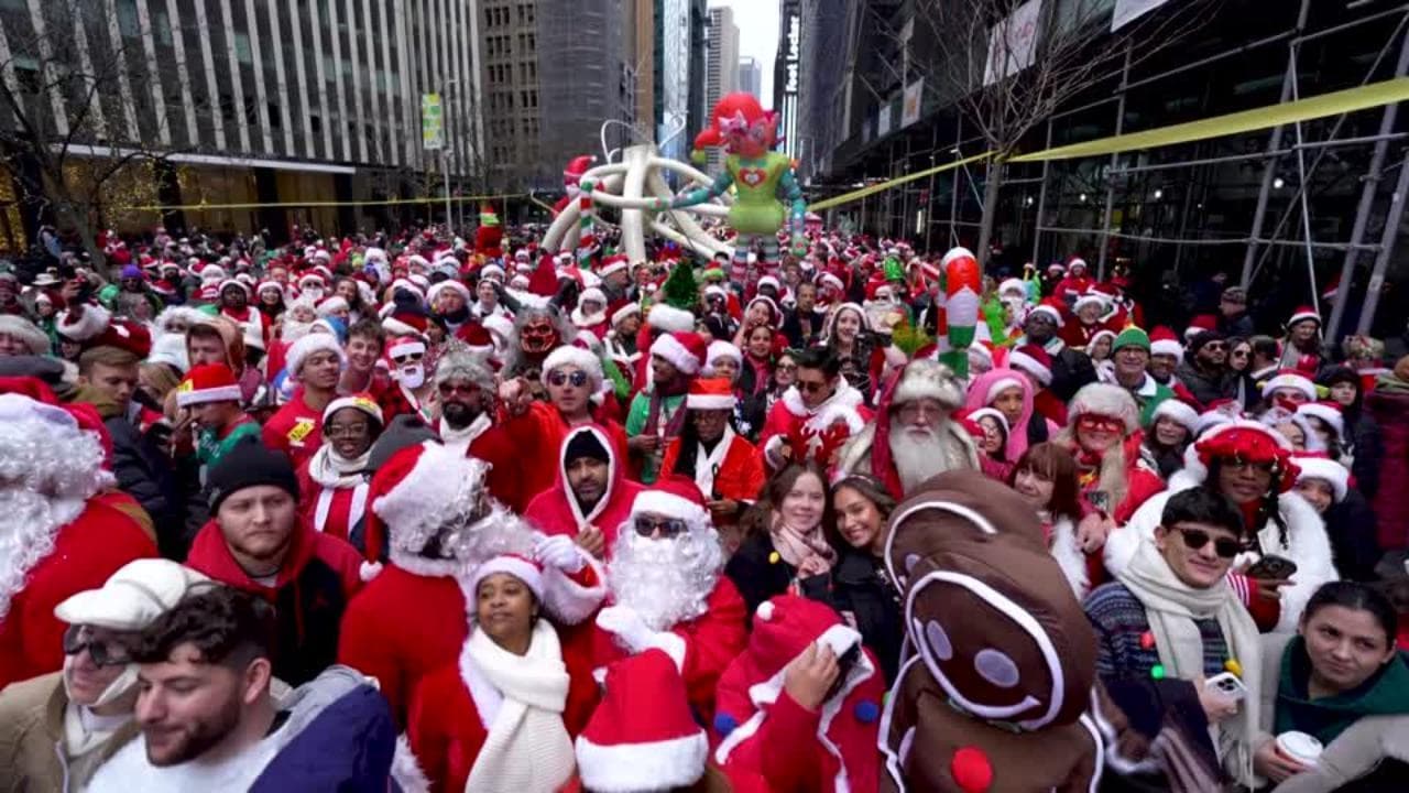 New York tutta in rosso: la SantaCon riempie le strade di Babbi Natale