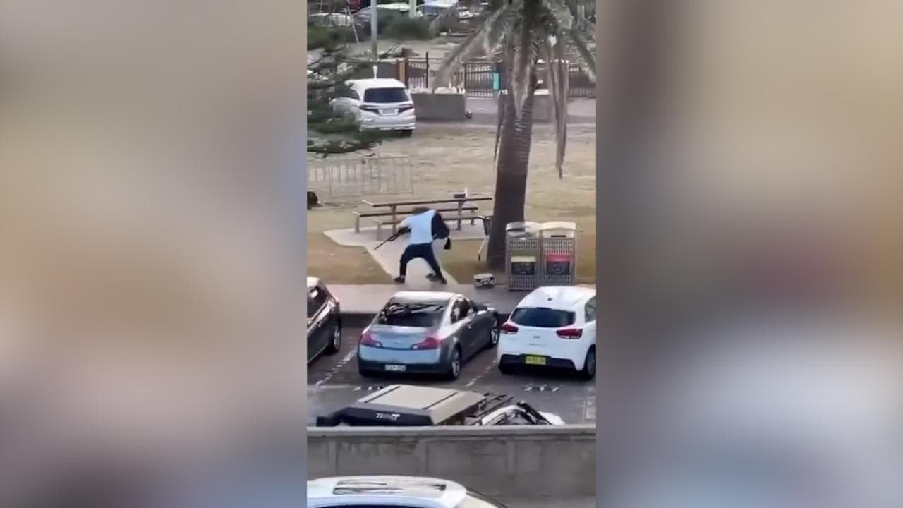 Bondi Beach, il cittadino eroe disarma un attentatore durante la sparatoria a Sydney
