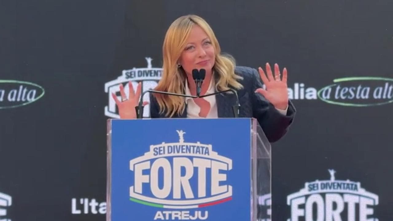 “Mi si nota di più se non vengo?”: Meloni attacca Schlein dal palco di Atreju