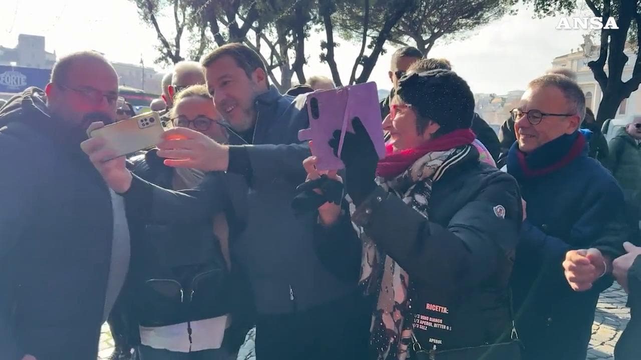 Atreju, Salvini evita i giornalisti ma si concede ai selfie: "Asset russi? Parlo di Milan"
