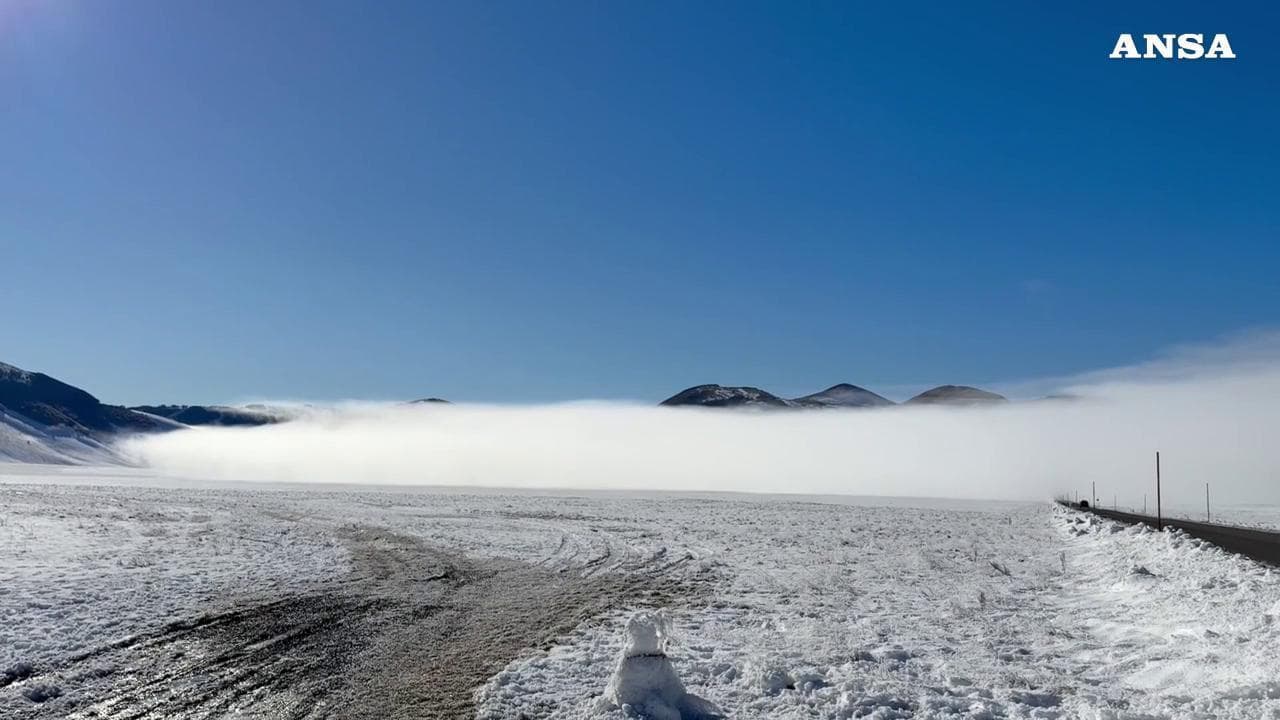 Sospeso tra neve e nebbia: Castelluccio di Norcia incanta anche d’inverno
