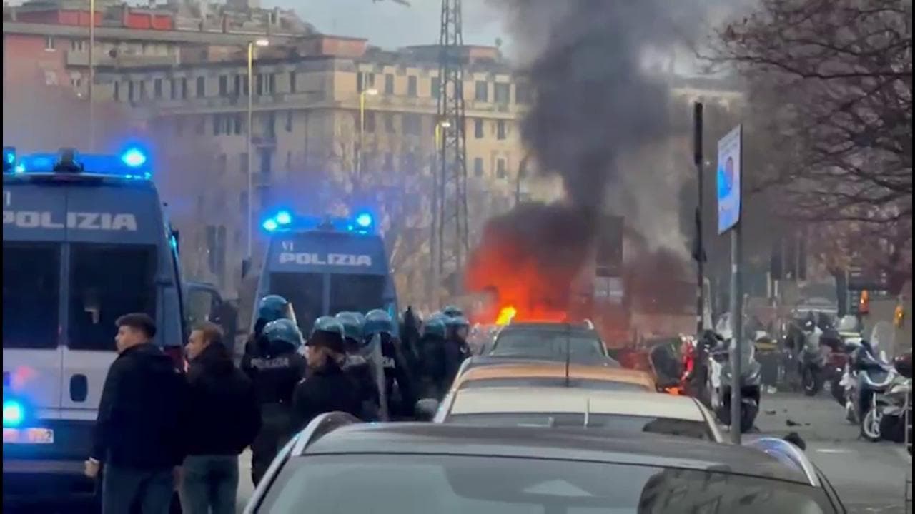 Genoa-Inter, incidenti prima della partita: sassaiola tra ultrà e auto date alle fiamme