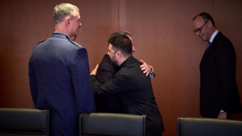 Zelensky sotto pressione vede Witkoff e Kushner: “Non aderiremo alla Nato”