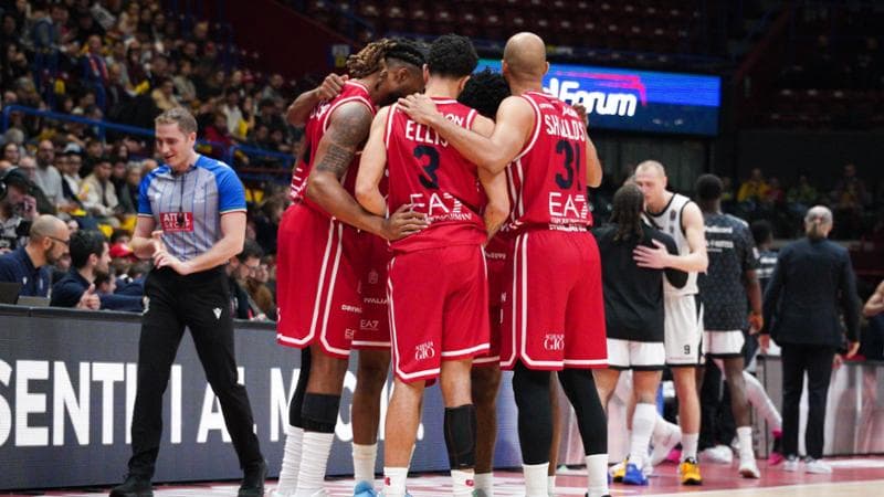 L'Olimpia Milano festeggia la vittoria sulla Virtus