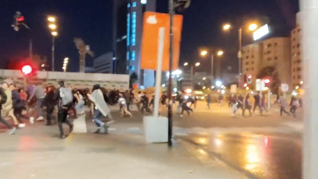 Cile, proteste a Santiago dopo l'elezione di Kast: la polizia disperde la folla con gli idranti