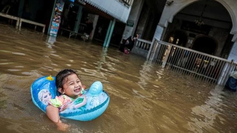 Flooding hits Thailand's3 (REUTERS/Chalinee Thirasupa)
