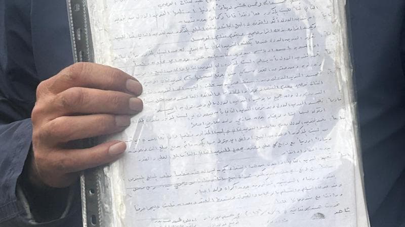 Zhueir con il documento di acquisizione della casa