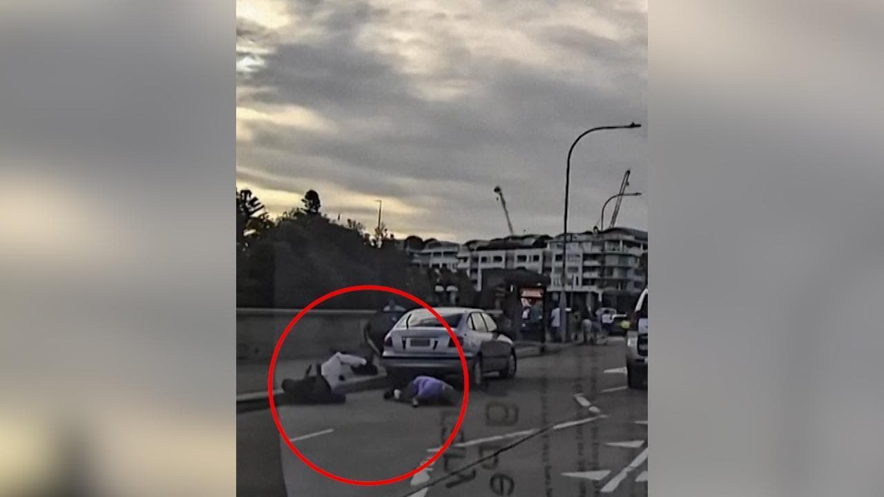 Sydney, un secondo "cittadino eroe": la dashcam mostra il tentativo di disarmare l’assalitore