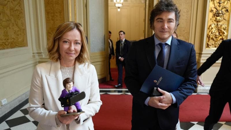 Sospesa l’asta dei doni ricevuti da Meloni durante le visite all’estero