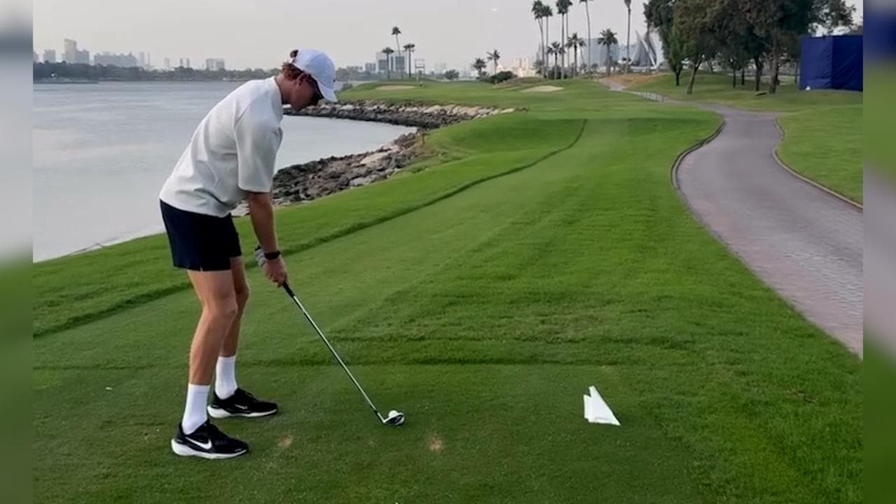 Dubai, Sinner fuoriclasse anche a golf: in campo con gli allenatori Cahill e Vagnozzi