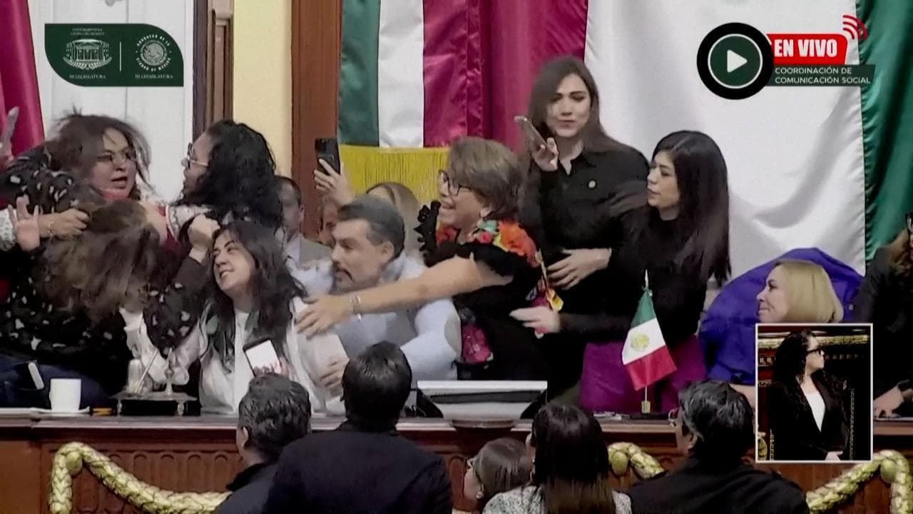 Messico, pugni e capelli tirati in Parlamento: rissa sulla chiusura dell’istituto per la trasparenza