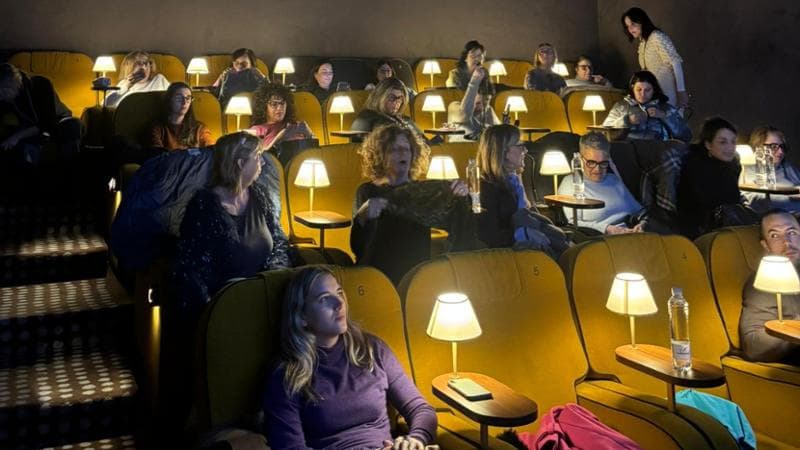 La ragazza che porta l’uncinetto al cinema: “È il nostro antidoto alla solitudine”