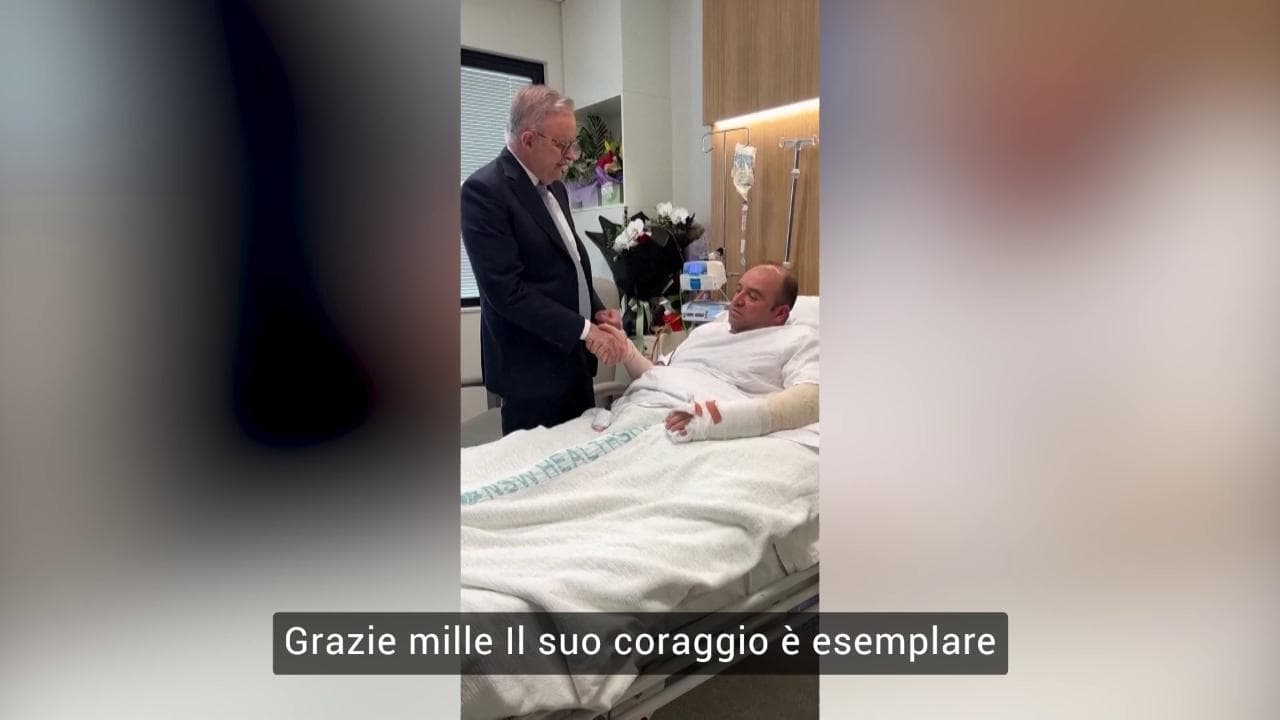 Sydney, il premier Albanese incontra l'uomo che ha bloccato un attentatore: "Vero eroe australiano"