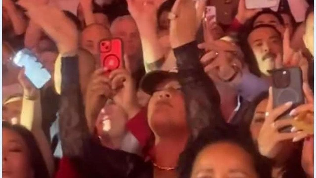 Las Vegas, sorpresa al concerto natalizio di Mariah Carey: Rihanna scatenata tra il pubblico