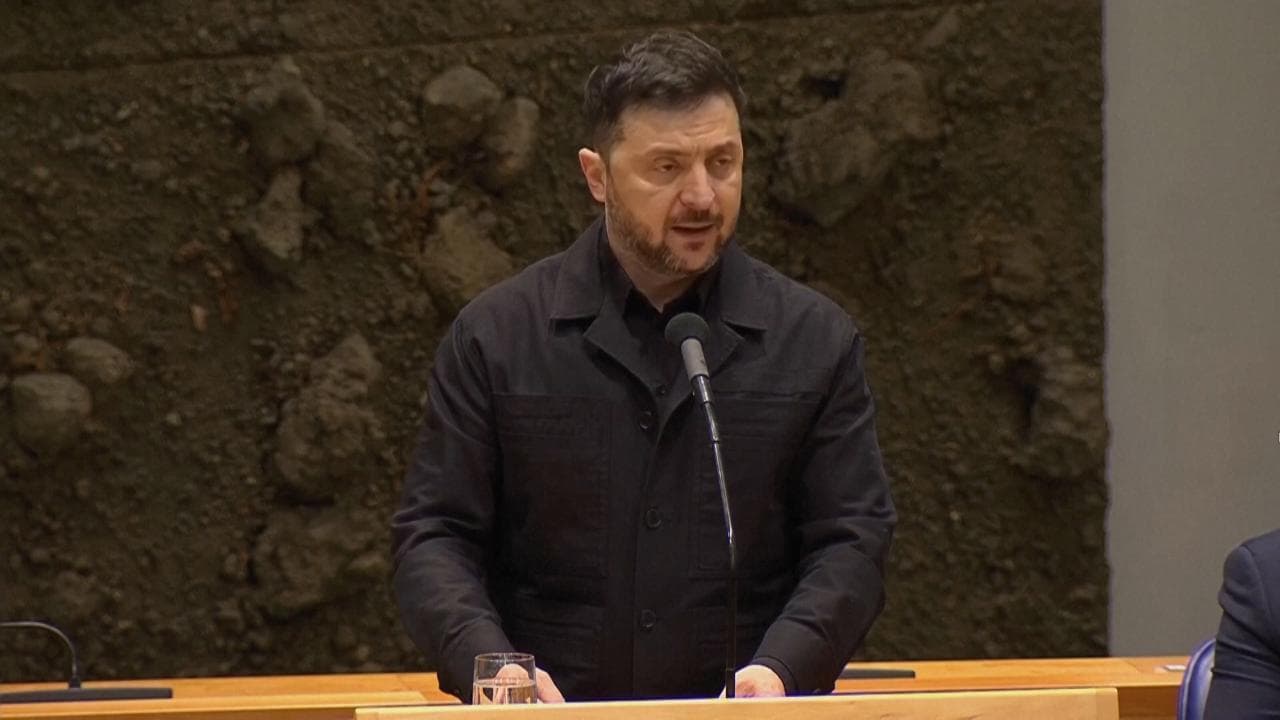 Zelensky a L'Aja: "Non basta un accordo, Mosca deve pagare per la sua aggressione"