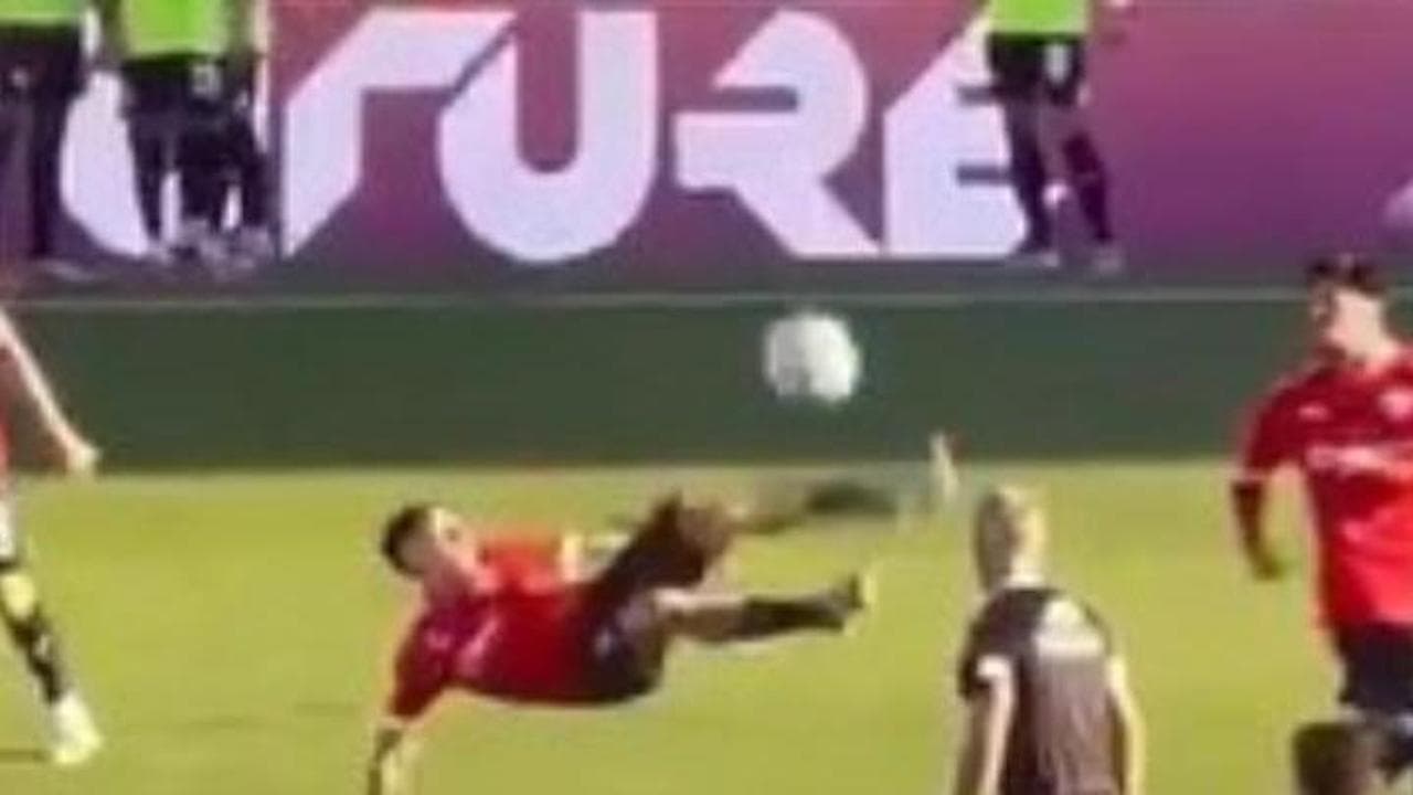 La spettacolare rovesciata che ha vinto il premio della FIFA per il miglior gol dell'anno