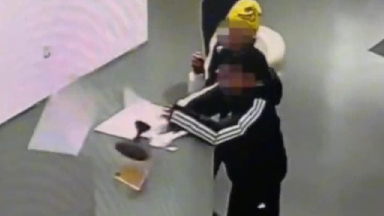 Bambino urta una corona d'oro da 2 chili: opera unica distrutta in una mostra a Pechino