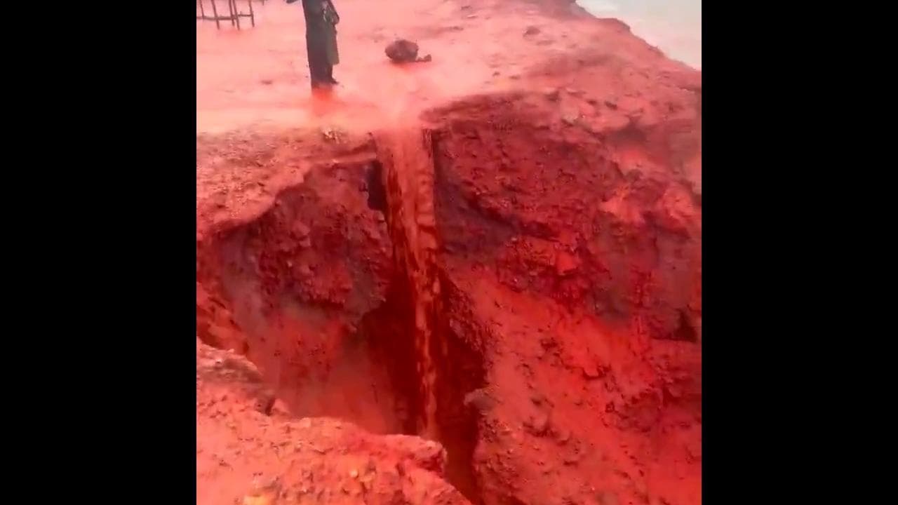 Iran, pioggia intensa a Hormuz: l'acqua della spiaggia diventa rossa