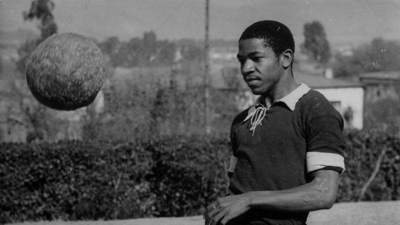 Steve Mokone è nato a Johannesburg  nel 1932 ed è morto a Washington nel 2015. La sua prima squadra europea è stata il Coventry City Football Club. Getty Images