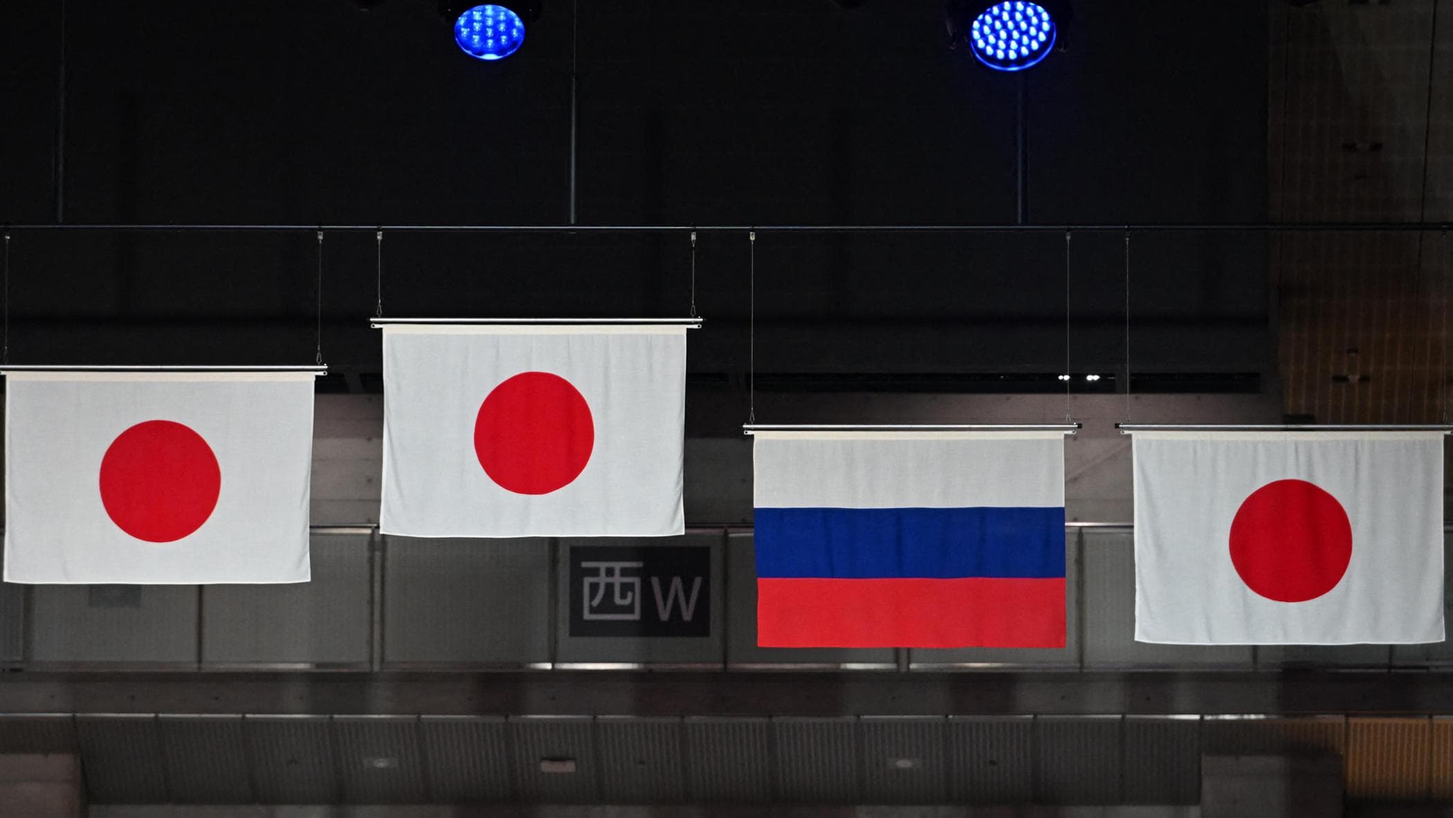 国歌と国旗を掲げたロシア選手団、キエフはボイコットを解除（ただし写真撮影と握手はなし）