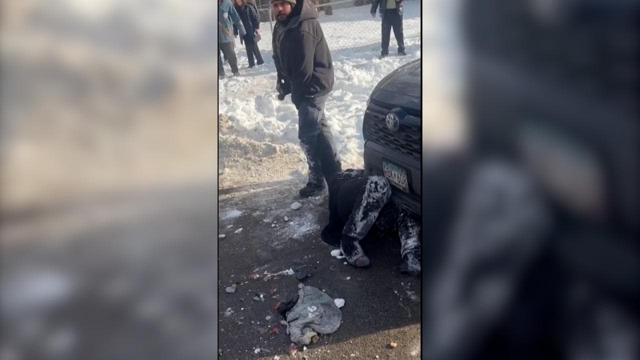 Minneapolis: agente dell'ICE trascina una donna e la immobilizza tra le proteste della gente